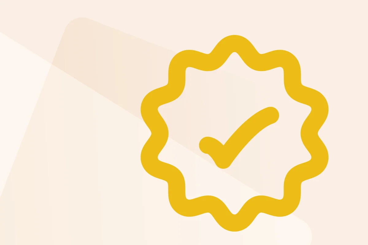 Symbol mit stilisiertem Qualitätssiegel mit Haken, steht für die Kategorie Arbeitszeugnisse, Symbolfarbe gelb kennzeichnet den Dateityp Paket.